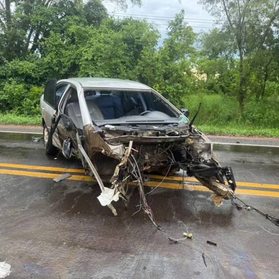 Colisão envolvendo três veículos ocorreu na tarde desta quarta-feira (24); vítimas foram identificadas e equipes de resgate atuaram no local