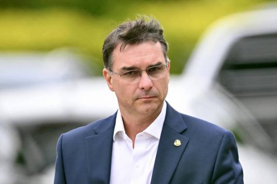 Documento escrito à mão pelo ex-presidente foi lido pelo filho em frente ao hospital DF Star, em Brasília, onde o pai está internado para realização de uma cirurgia