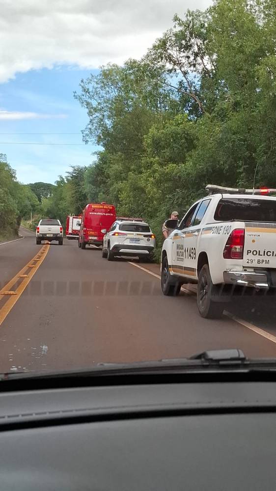 Gol com placas de Ijuí colidiu contra placa de sinalização e ficou escondido na vegetação às margens da rodovia
