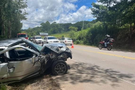 Motorista de uma Parati foi levado consciente e com lesões leves ao hospital. Acidente causa lentidão na saída para o Litoral