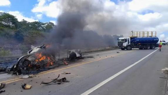 Os veículos bateram de frente e pegaram fogo, o que exigiu a interdição da rodovia para o trabalho de resgate
