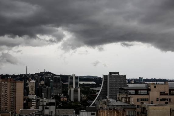 Aviso amarelo de tempestade deve ser ampliado para o centro do Estado, com risco de raios e chuva forte em várias regiões