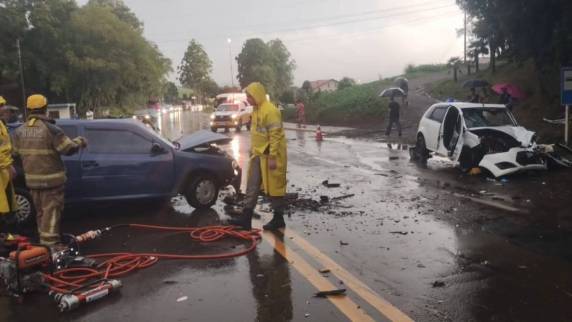 Colisão entre Volkswagen Gol e Ford Fiesta ocorreu sob chuva intensa e deixou outras três pessoas feridas