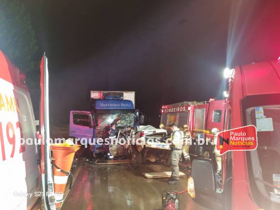 Acidente ocorreu na noite de domingo (28), próximo ao trevo de acesso à cidade; trânsito ficou bloqueado nos dois sentidos
