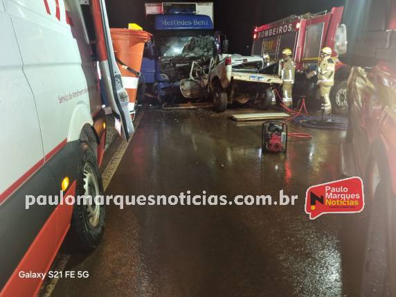 Jaine dos Santos da Luz, de 24 anos, morreu após colisão frontal entre caminhonete e caminhão na noite de domingo (28)