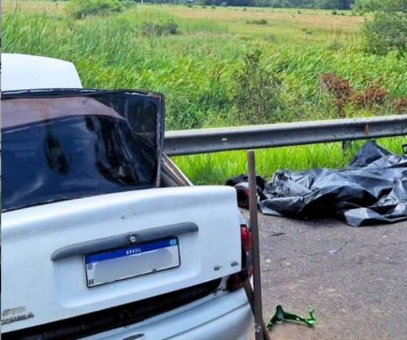 Colisão envolveu três veículos e motorista que teria causado a batida fugiu do local