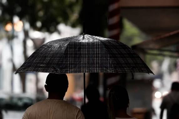 Alerta laranja do Inmet prevê acumulados de até 100 milímetros e vento de até 100 km/h em várias regiões do Rio Grande do Sul