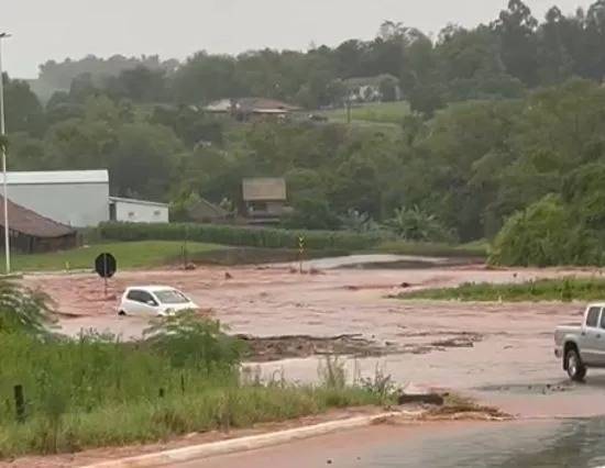 Por volta das 17h, a água tomou conta do trevo, impossibilitando a travessia de veículos