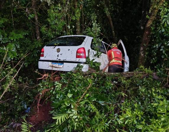 Corpo de Bombeiros foi acionado no início da manhã e não localizou ocupantes no local do acidente