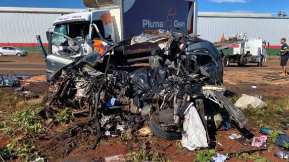 Dois bebês gêmeos e dois adolescentes estavam no carro. Acidente aconteceu em Rolândia, no norte do estado.
