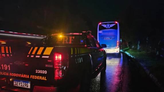 Acidente entre ônibus de Santo Ângelo e caminhão deixa 11 pessoas feridas