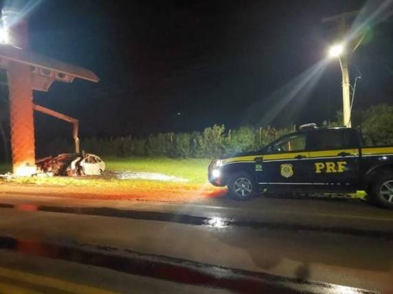 Carro saiu da pista, colidiu contra pilar de concreto do pórtico de entrada da cidade e pegou fogo na noite de terça-feira