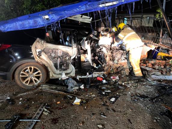 Veículo colidiu contra o muro de um estabelecimento comercial na Travessa Brasília durante a madrugada