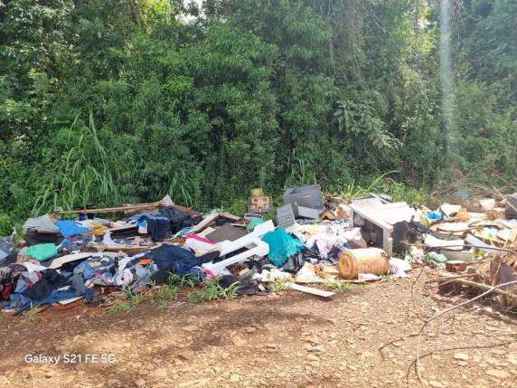 Materiais diversos, incluindo eletroeletrônicos, foram encontrados em via pública apesar de ações recentes de combate à dengue