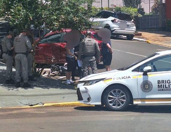 Colisão ocorreu no cruzamento das ruas 13 de Maio e Floriano Peixoto; motociclista foi encaminhado ao hospital