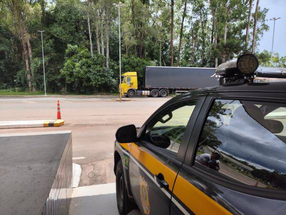 Motorista dirigia há quase 15 horas sem descanso e foi flagrado com 33 comprimidos de ?rebite? na cabine do caminhão