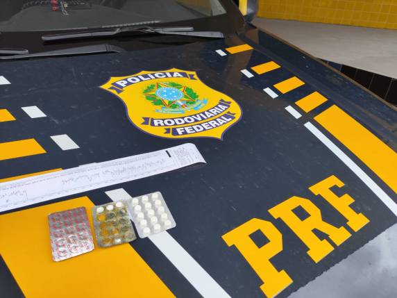 Motorista dirigia há quase 15 horas sem descanso e foi flagrado com 33 comprimidos de ?rebite? na cabine do caminhão