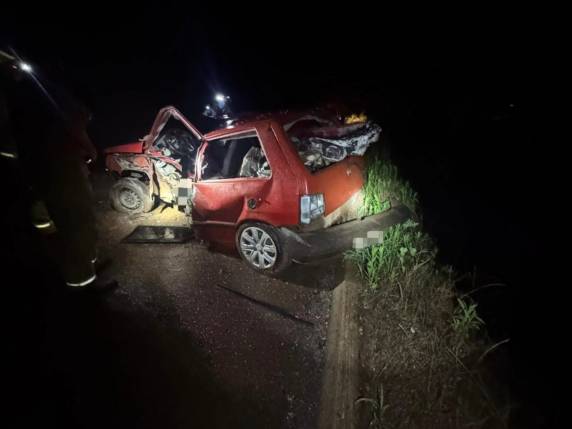 Carro fica destruído sobre ponte no acesso ao distrito de Xadrez; uma pessoa morreu no local