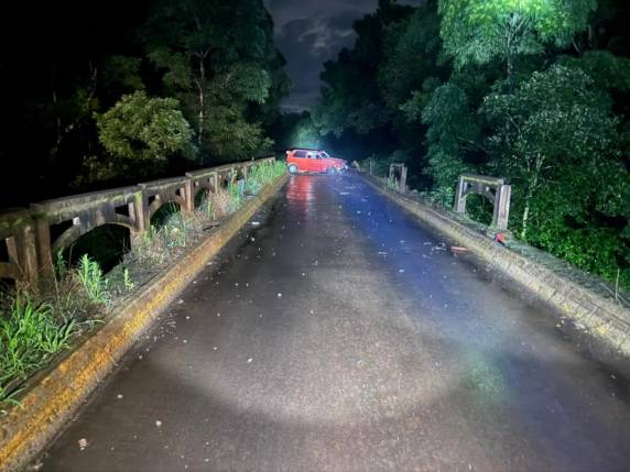 Carro fica destruído sobre ponte no acesso ao distrito de Xadrez; uma pessoa morreu no local