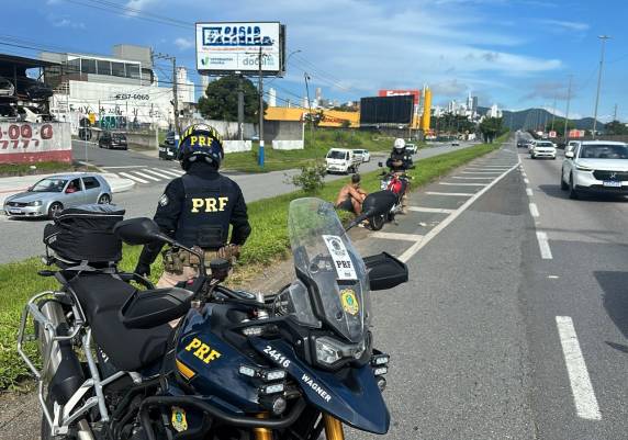 Jovem de 19 anos foi abordado pela PRF e autuado por direção perigosa; ele também vai responder a processo de suspensão da CNH
