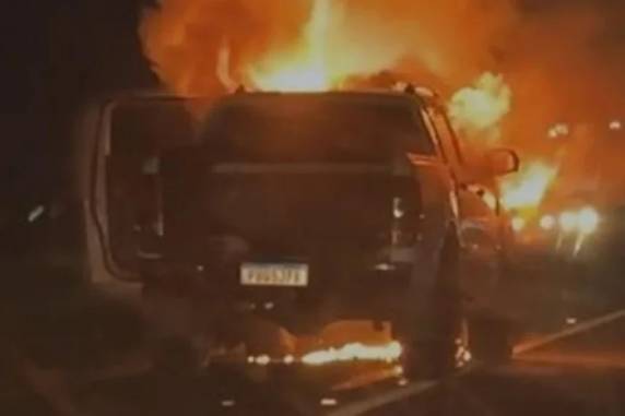 Incêndio ocorreu no km 19 da BR-290, no sentido Litoral?Porto Alegre; três ocupantes estavam no carro e não se feriram