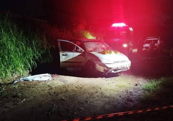 Veículo saiu da pista, colidiu contra um barranco e capotou; motorista foi ejetado e morreu no local