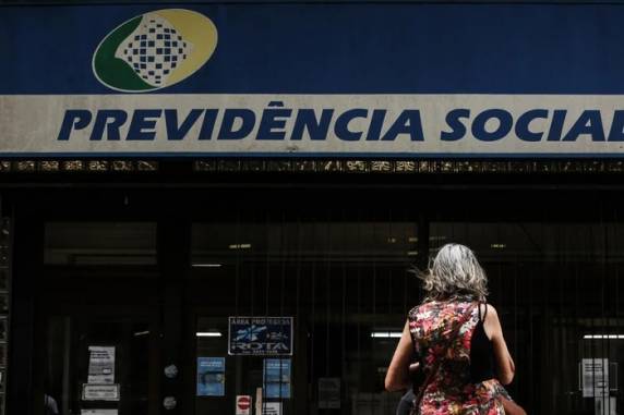 O índice depende se o beneficiário ganha o piso salarial ou um valor superior