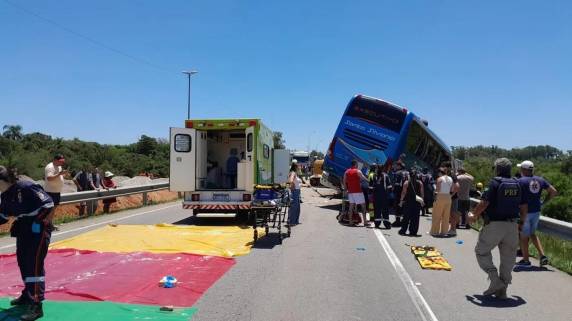 Acidente bloqueia totalmente a rodovia; equipes de resgate e guincho atuam no atendimento às vítimas
