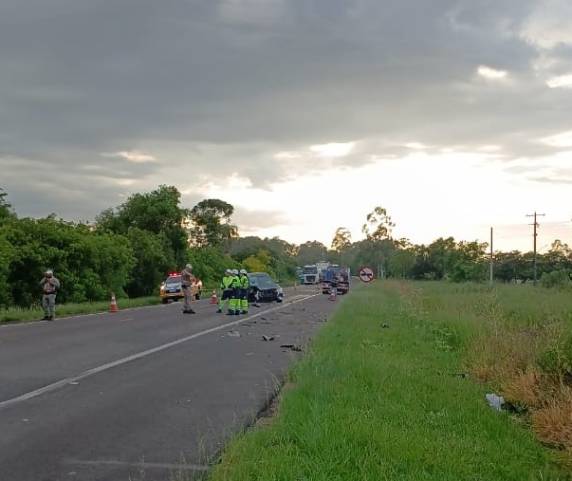 Acidente ocorreu na madrugada deste sábado e provocou bloqueio total da rodovia para perícia