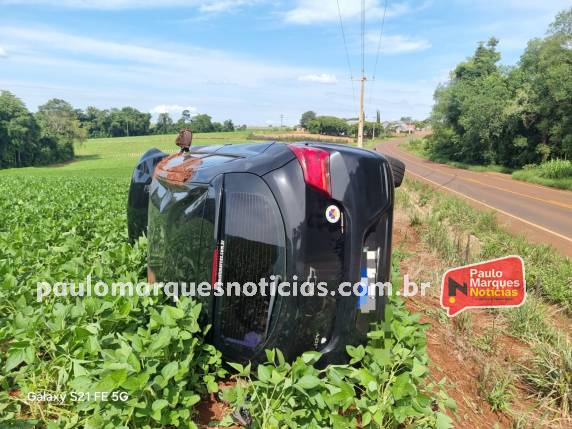 Condutora foi socorrida pelo Corpo de Bombeiros e encaminhada ao Hospital São Vicente de Paulo com ferimentos leves