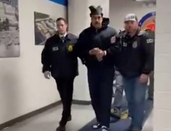 Maduro desembarcou por volta das 19h20min em uma base militar nos arredores de Nova York