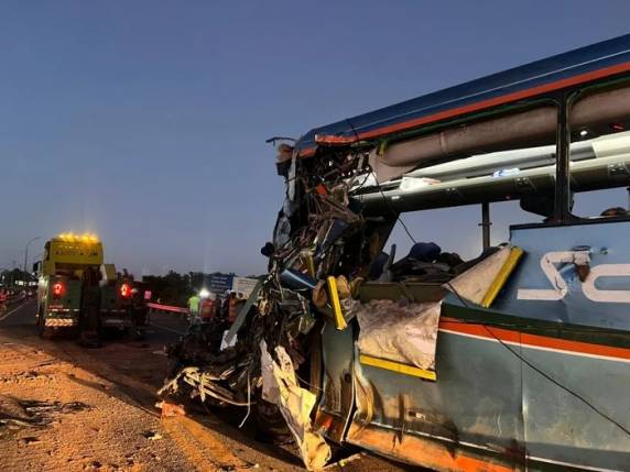 Outras doze pessoas ficaram feridas após colisão entre ônibus e carreta