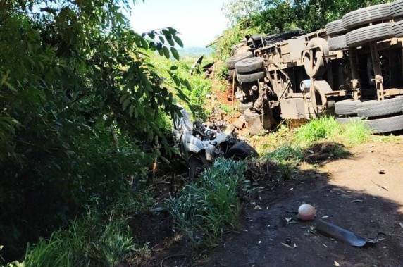 Colisão envolvendo caminhão e automóvel ocorreu na manhã deste domingo; outros dois veículos teriam sido atingidos