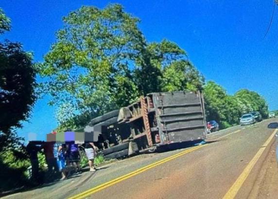 Colisão envolvendo caminhão e automóvel ocorreu na manhã deste domingo; outros dois veículos teriam sido atingidos