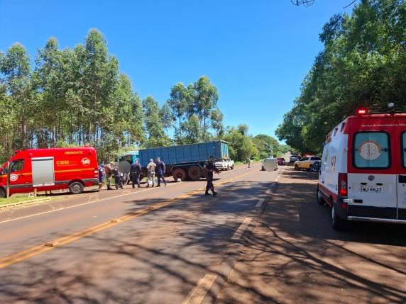 Colisão entre caminhão e motocicleta ocorreu na localidade do Chorão, na saída para Santo Augusto, na manhã deste domingo (04)