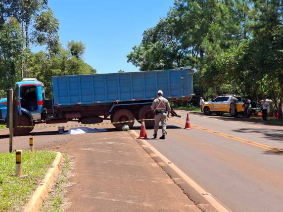 Colisão entre caminhão e motocicleta ocorreu na localidade do Chorão, na saída para Santo Augusto, na manhã deste domingo (04)