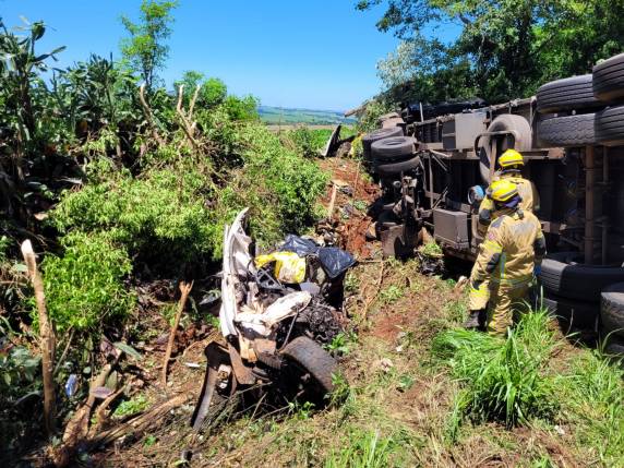 Colisão envolvendo caminhão e dois automóveis ocorreu na localidade de Santa Lúcia e vitimou um casal e o filho, que estavam em uma Amarok emplacada em São Martinho.