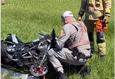 Vítimas são os dois condutores; passageira da motocicleta foi socorrida em estado grave, mas não resistiu aos ferimentos
