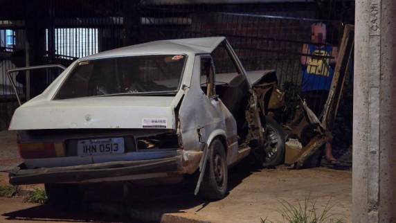 VW Passat colidiu contra um poste e o muro de uma residência no bairro Planaltina; condutor é suspeito de estar sob efeito de álcool e está sendo procurado pela Brigada Militar