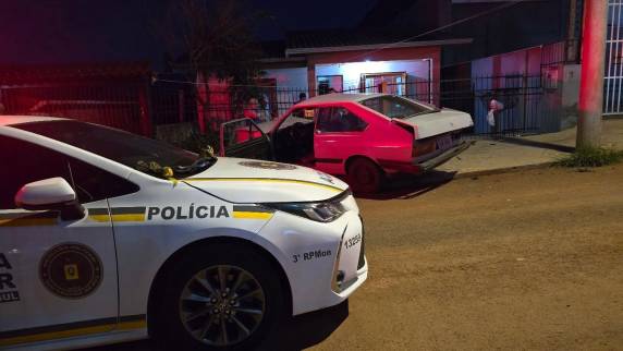 VW Passat colidiu contra um poste e o muro de uma residência no bairro Planaltina; condutor é suspeito de estar sob efeito de álcool e está sendo procurado pela Brigada Militar