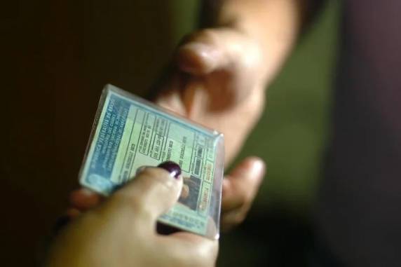 Mudanças incluem redução na carga horária de aulas práticas e curso teórico digital. Prova teórica e exame de direção, no entanto, seguem modelo antigo