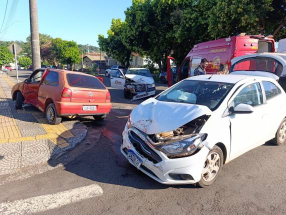 Colisão entre três veículos ocorreu no cruzamento das ruas Paraguai e Almirante Tamandaré; jovem foi socorrida pelo Corpo de Bombeiros