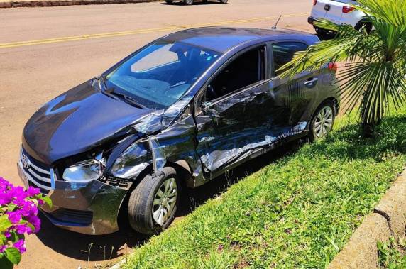 Colisão envolvendo caminhão e carro ocorreu no perímetro urbano do município e mobilizou equipes de socorro