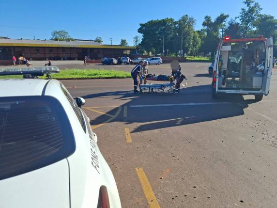 Colisão ocorreu em frente à rodoviária; condutor do automóvel fugiu do local