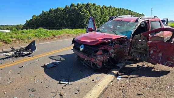 Colisão frontal entre carreta e veículo argentino deixou motorista ferido e causou congestionamento nos dois sentidos da rodovia