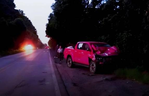 Colisão ocorreu no início da noite de terça-feira (6), no km 385, e mobilizou equipes de resgate; rodovia ficou parcialmente bloqueada