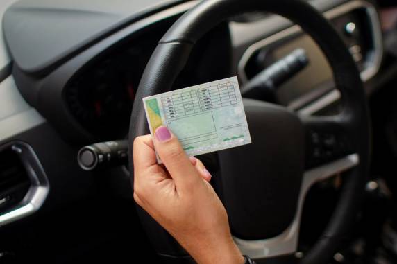 Mudanças reduzem burocracia para bons condutores e mantêm exames e taxas para parte dos motoristas