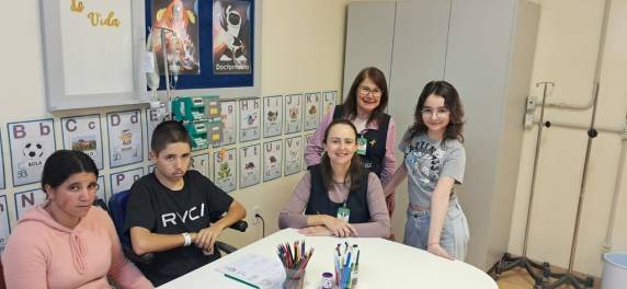 Iniciativa do MPRS celebra uma década garantindo educação e acolhimento a crianças e adolescentes em tratamento contra o câncer, com histórias de superação gravadas em Passo Fundo.