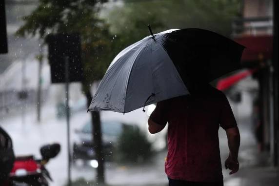 Passagem de frente fria precede a formação de um ciclone extratropical, que irá manter o cenário de chuva até, pelo menos, o fim de semana