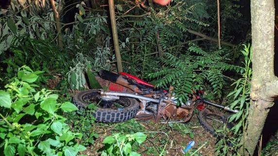 Acidente ocorreu na noite de quarta-feira (7), no km 149; vítima de 23 anos morreu no local após caminhão invadir a pista contrária.